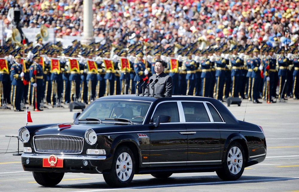  Siêu xe nguyên thủ quốc gia Trung Quốc, Tập Cận Bình là chiếc limousine Hongqi L5 được thiết kế và sản xuất hoàn toàn bởi người Trung Quốc. Chiếc xe mang kiểu dáng cổ điển khá đẹp có giá khủng lên đến 800.000 USD. Đây cũng là mẫu xe sang được nhiều tỷ phú và sao nổi tiếng ở Trung Quốc sử dụng nhằm mục đích bảo vệ sự an nguy của họ.